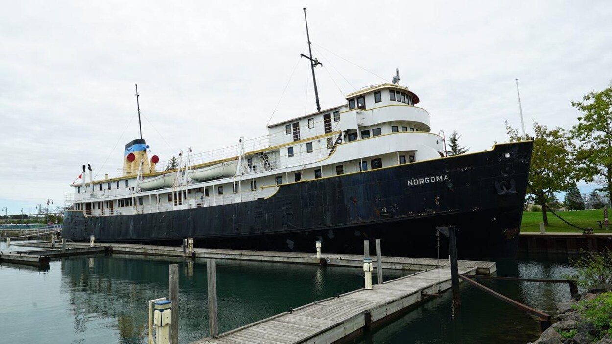 Le M.S. Norgoma amarré à un quai.