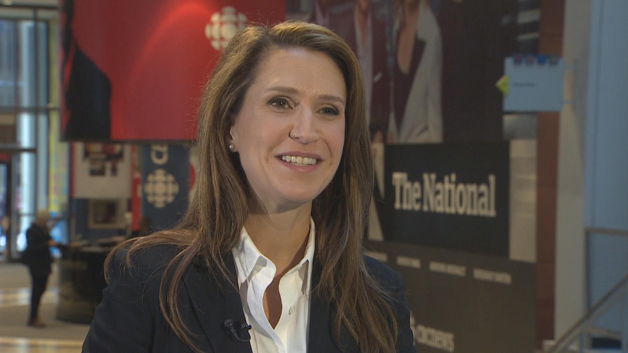 Photo de Caroline Mulroney portant un tailleur bleu. Photo de Caroline Mulroney portant un tailleur bleu.