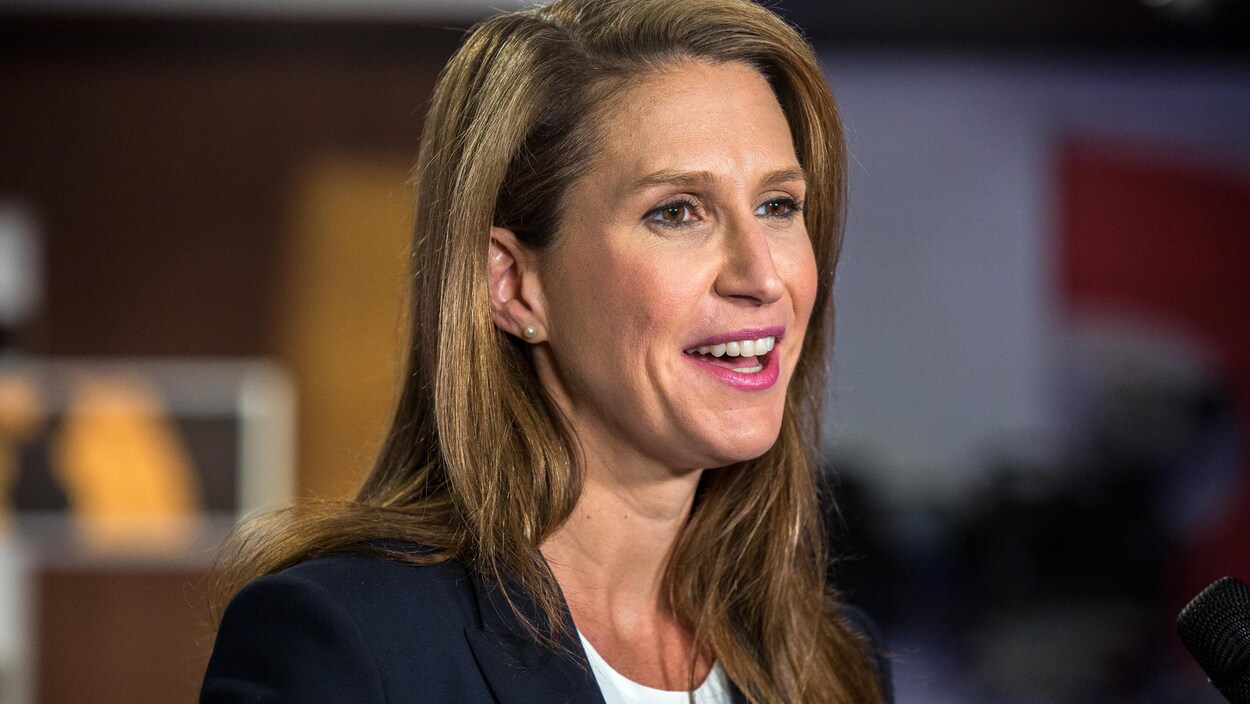 Caroline Mulroney devant un micro. Caroline Mulroney devant un micro.