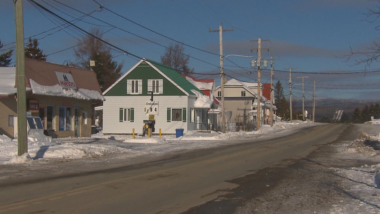 Une route de la municipalité de Lamarche est déserte.