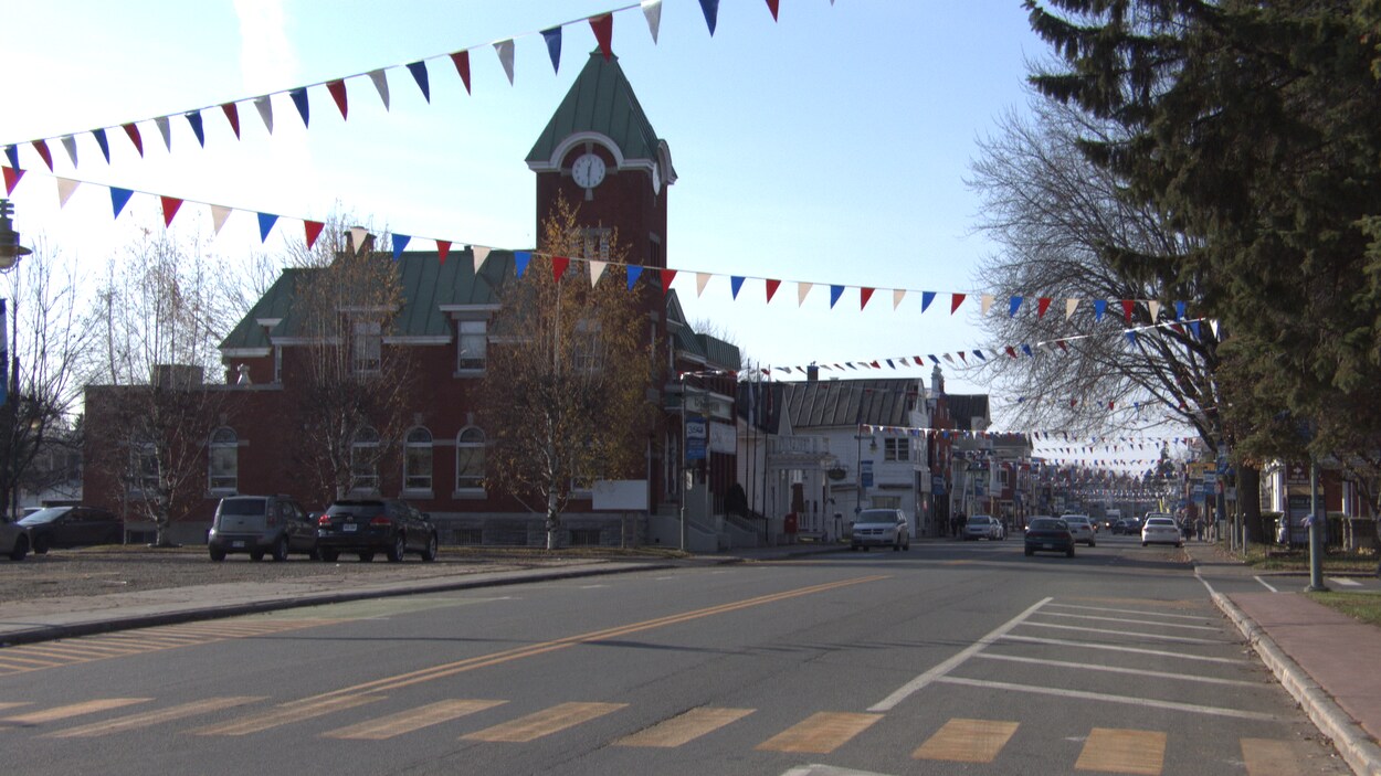 Une banderole de fanions est posée au-dessus de la rue principale de Louiseville.