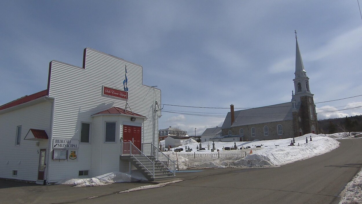 L'église et le bureau municipal de Saint-Simon