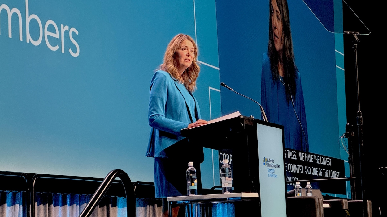 Danielle Smith invite les municipalités à soumettre des projets ponctuels