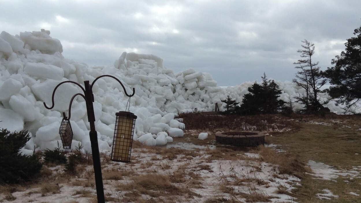 Une muraille de blocs de glace entoure le terrain.