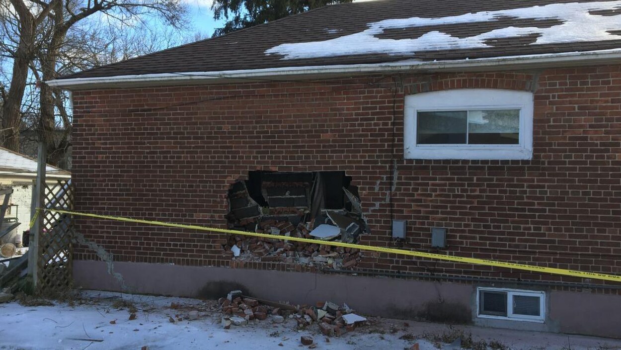 Un trou dans une maison.