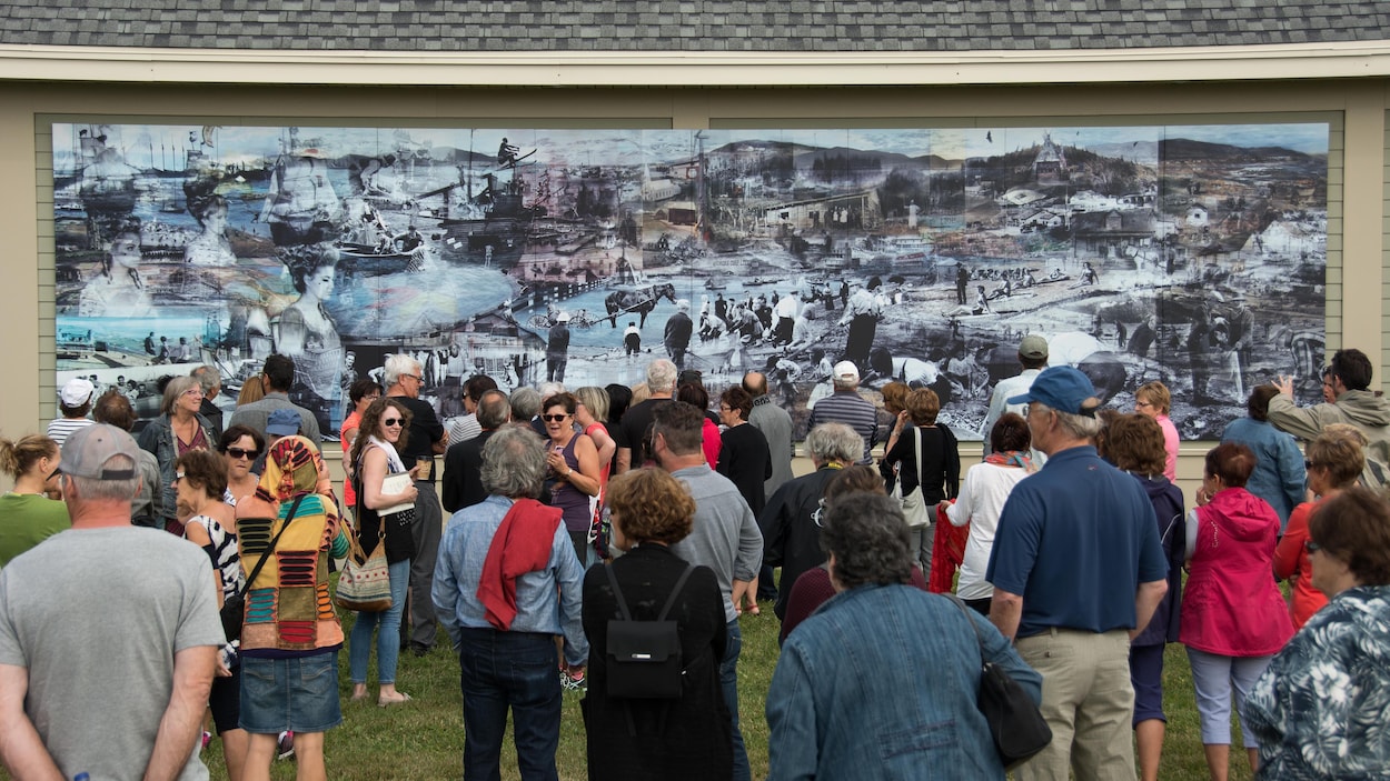 Environ 150 personnes se sont déplacées pour assister au dévoilement de la murale. Environ 150 personnes se sont déplacées pour assister au dévoilement de la murale.