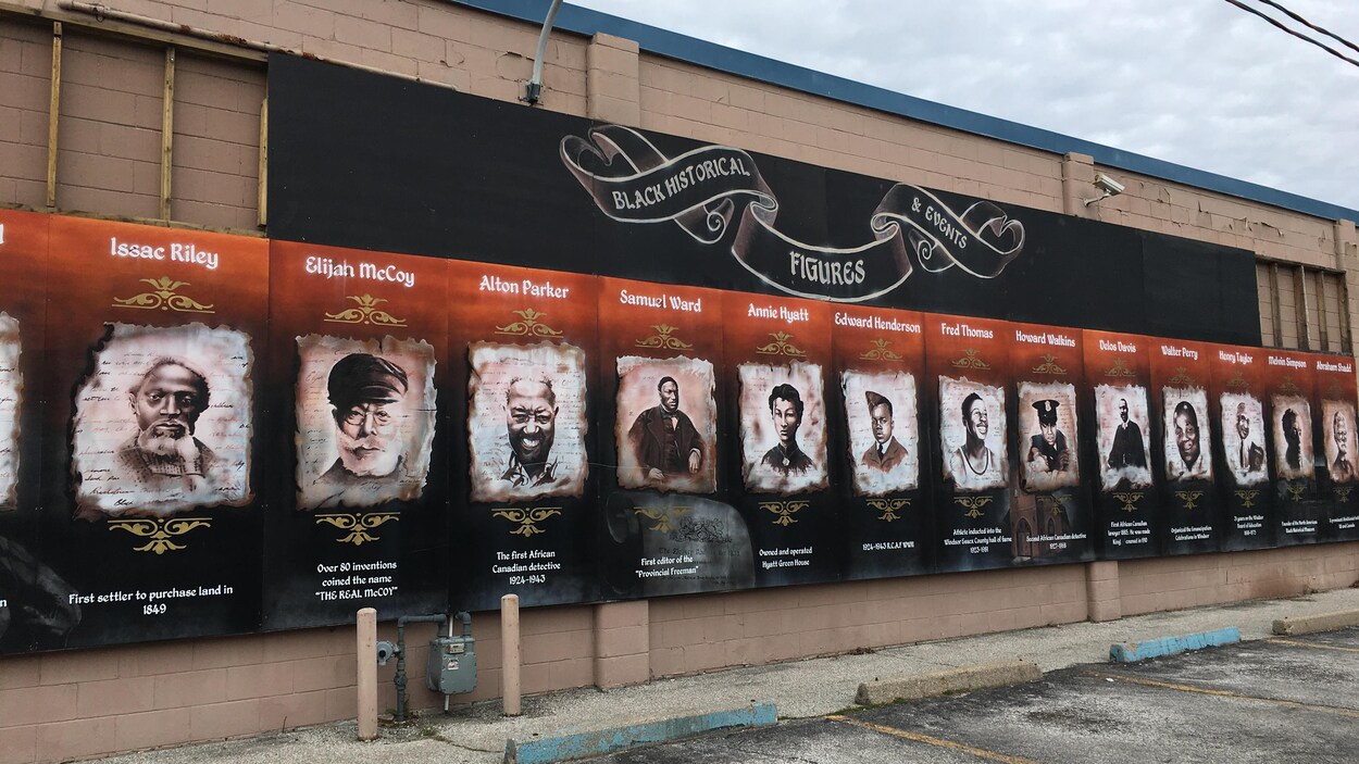 Une murale sur laquelle on voir 16 personnes dont le nom, l'occupation, et parfois l'année de naissance est affichée.