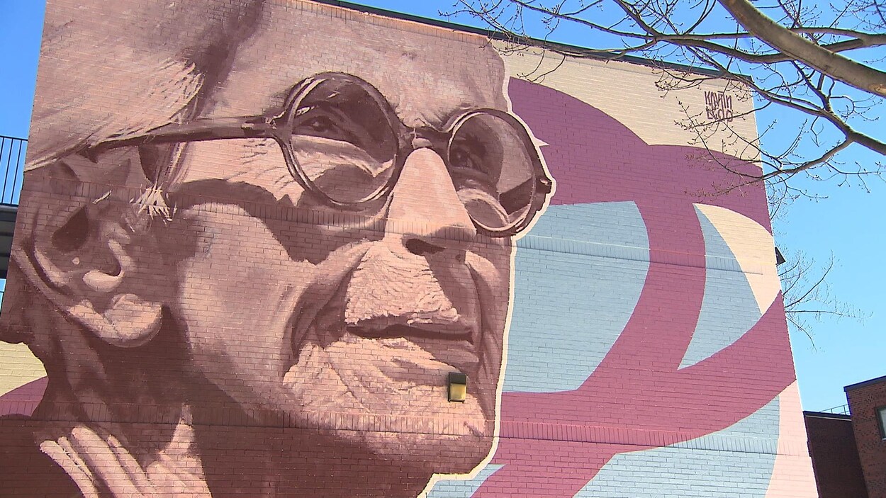 Une murale rendant hommage à la comédienne Janine Sutto, dans l'arrondissement de Ville-Marie, à Montréal. Une murale rendant hommage à la comédienne Janine Sutto, dans l'arrondissement de Ville-Marie, à Montréal.