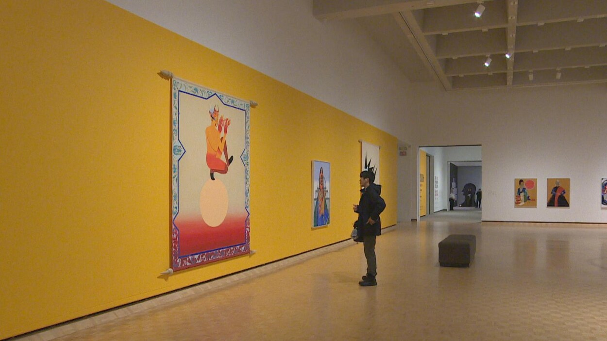 Une jeune homme regarde une toile au Musée d'art MacKenzie de Regina.