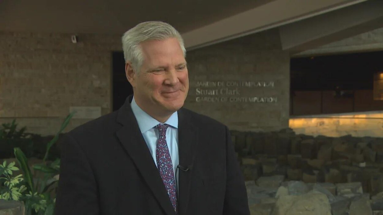 Le président-directeur général du Musée canadien des droits de la personne, John Young, sourit à la caméra.