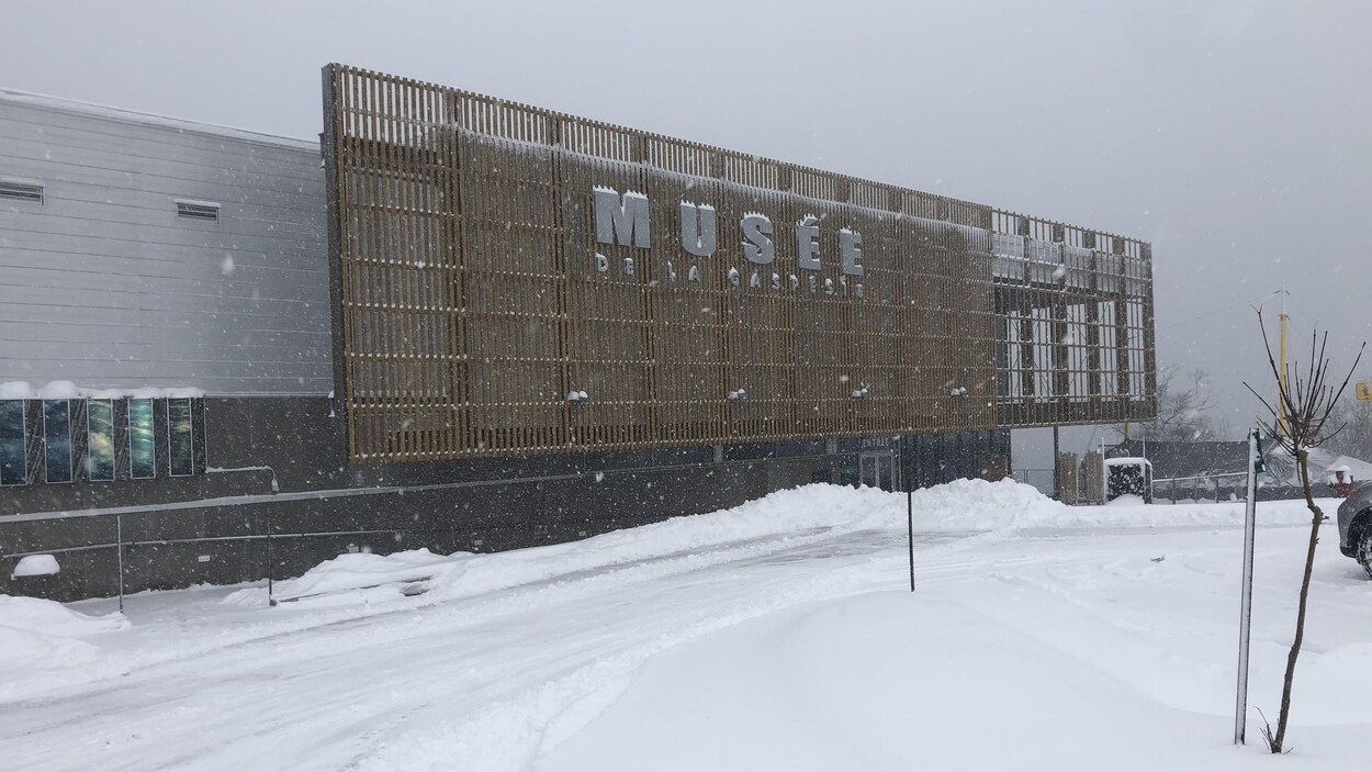 La façade du Musée de la Gaspésie sous la neige.