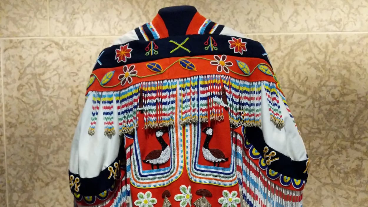 Une veste inuit faite à base de perlage