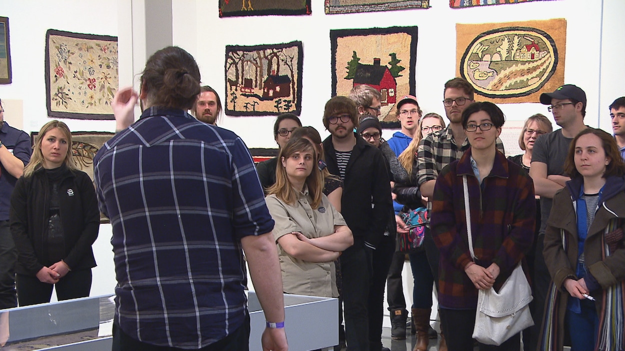 Un jeune public absorbé au musée