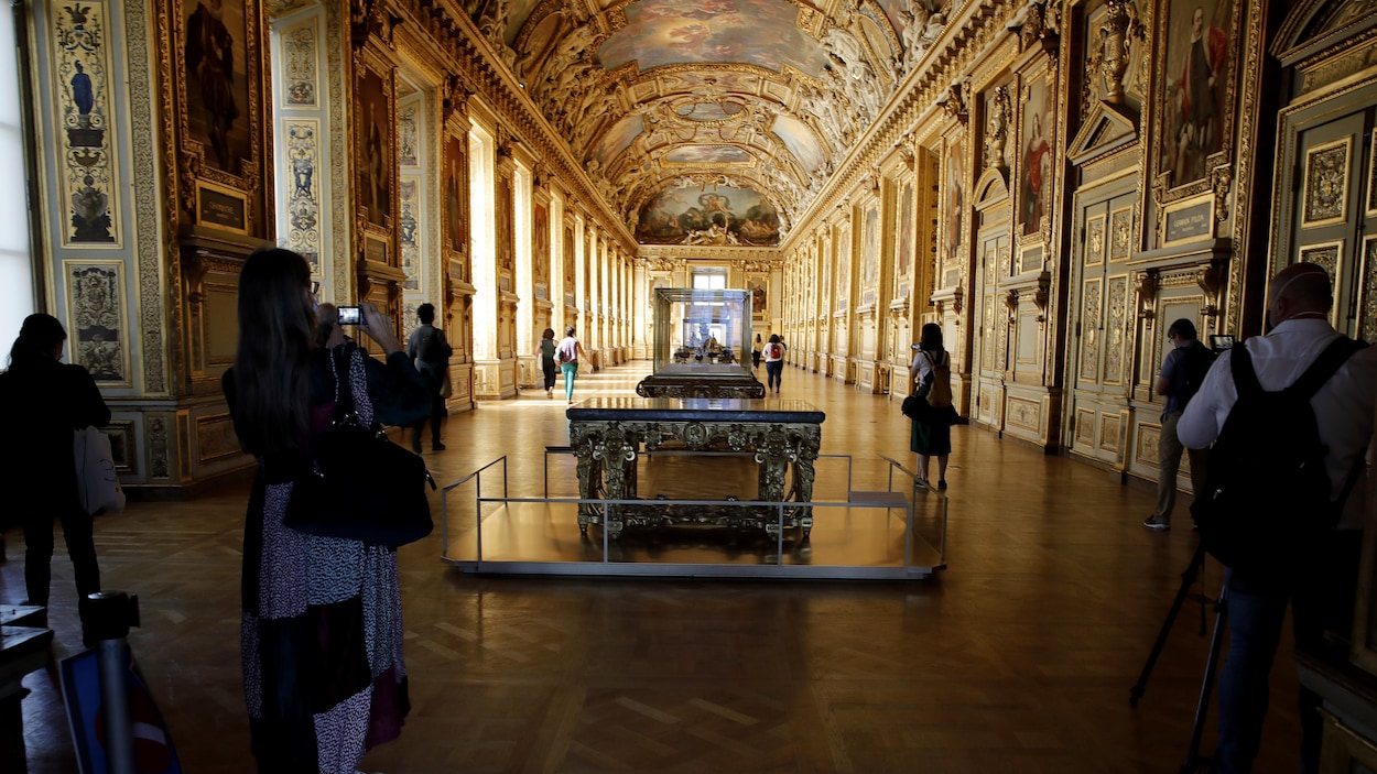 Neuf mois après le cambriolage du Louvre, la galerie d’Apollon rouvre sans bijoux