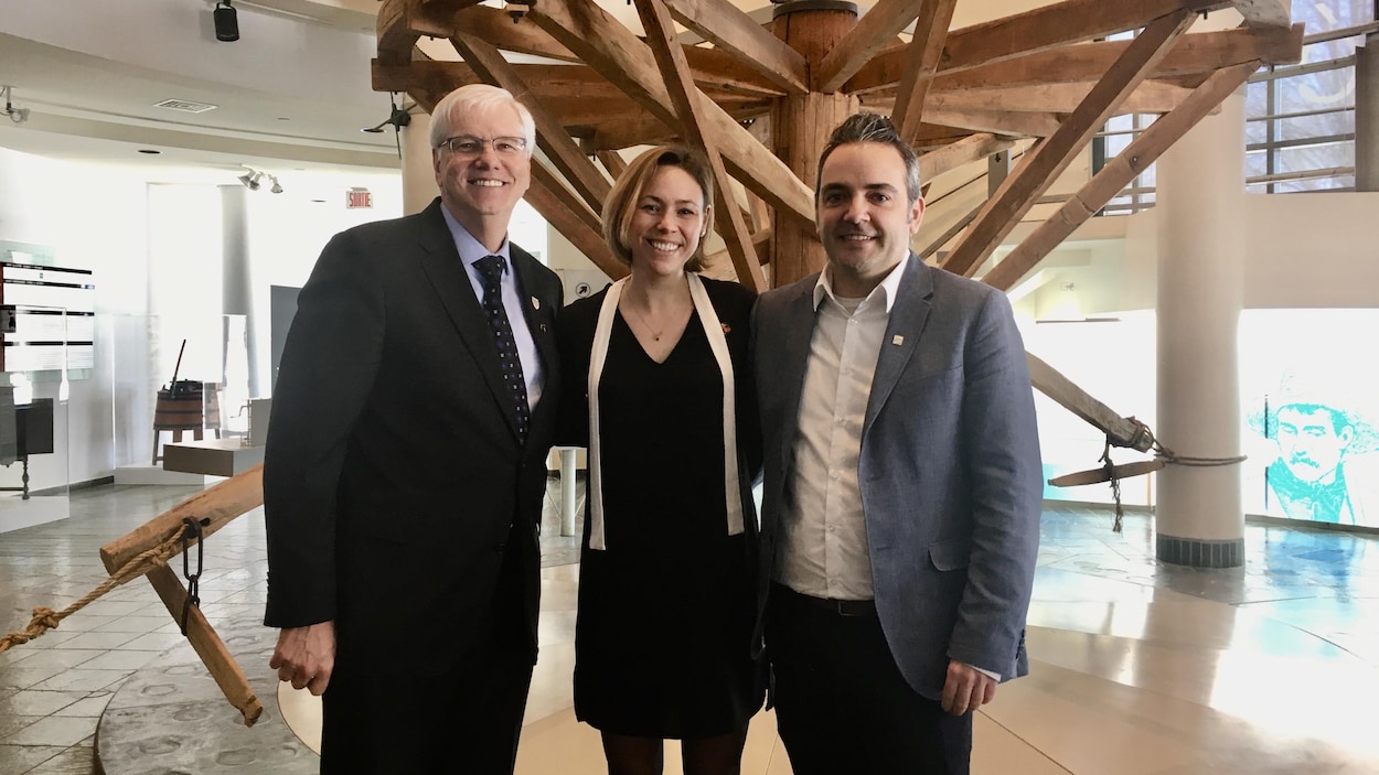 Le recteur de l'UQTR Daniel McMahon, la directrice générale du Musée POP Valérie Thérrien et le directeur général adjoint de la Commission scolaire du Chemin-du-Roy Laurent Cabana.