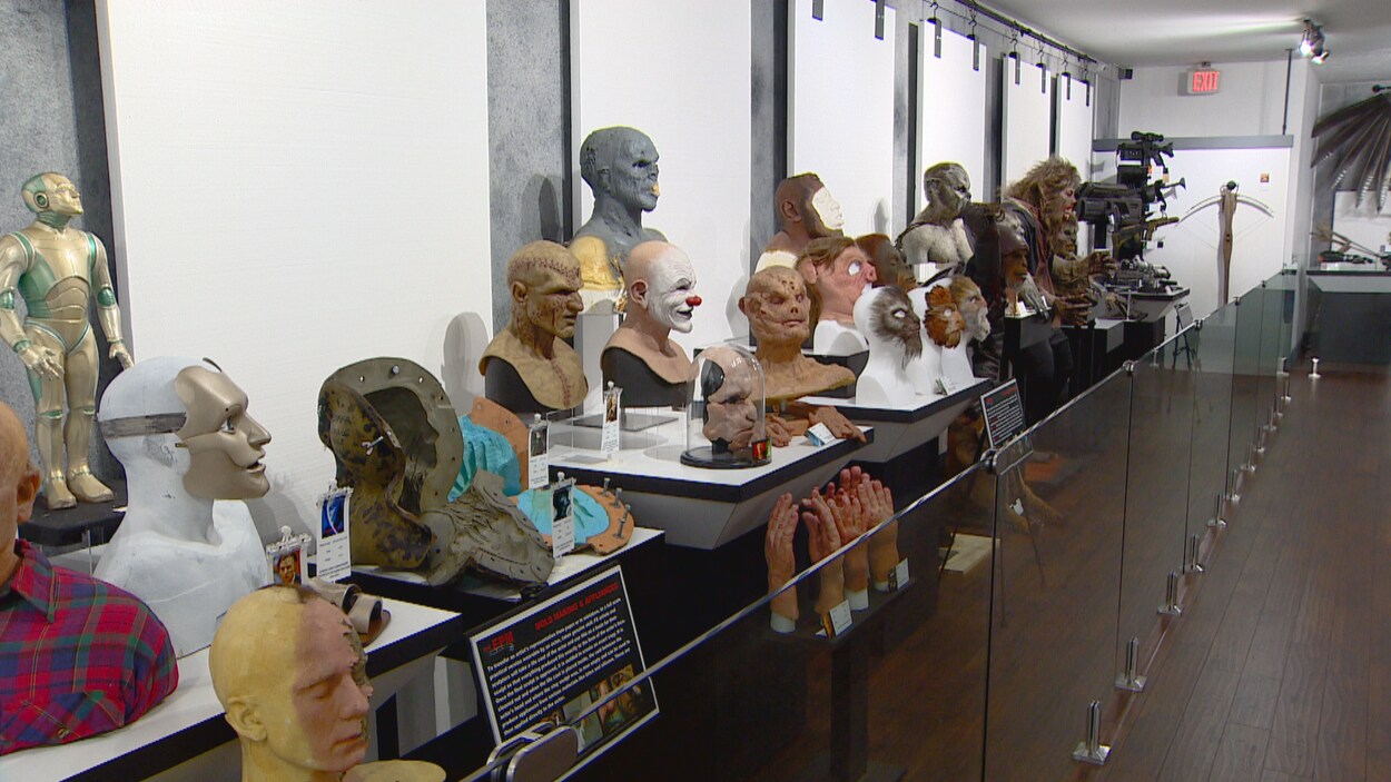 Exposition de masques d'un réalisme horrifiant mélangeant des traits humains à ceux d'animaux et de créature du troisième type.