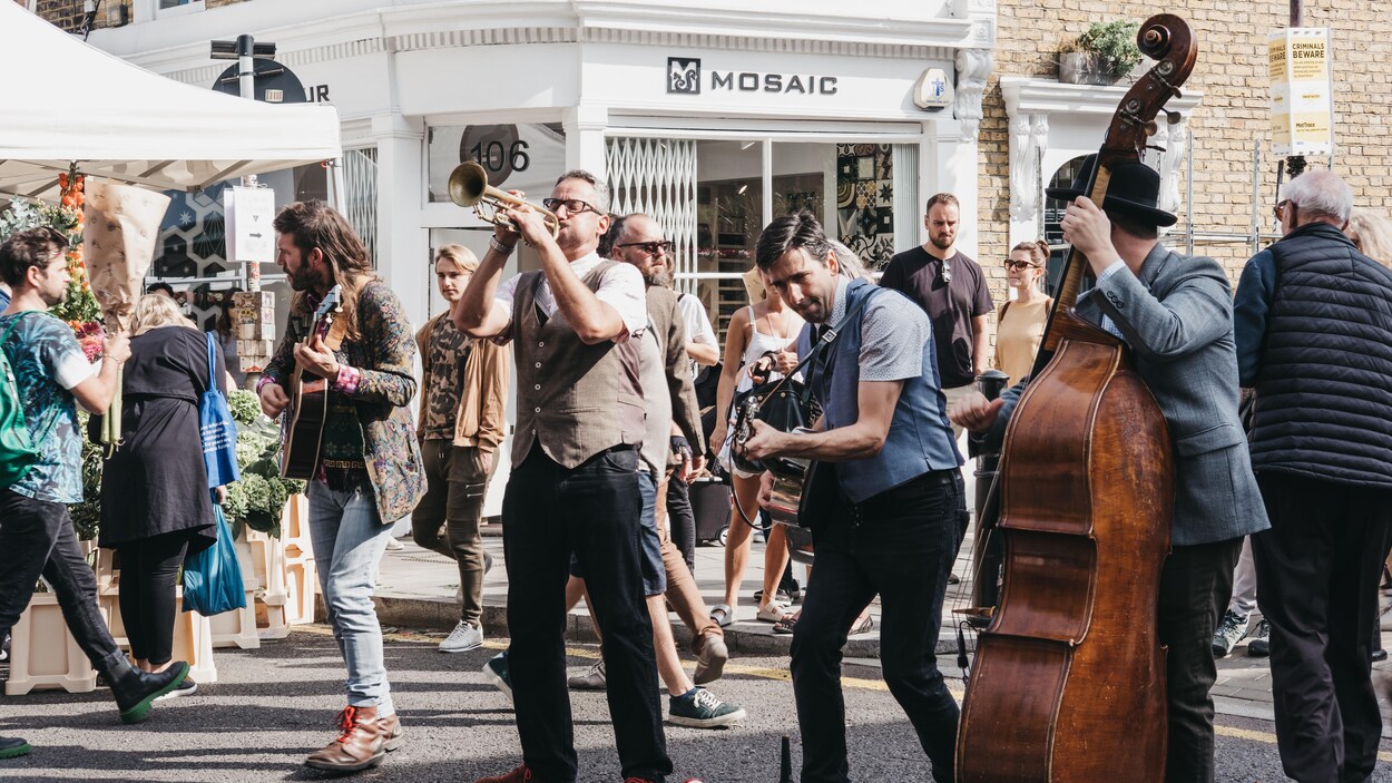 Un groupe de musique offre un spectacle dans la rue. Un groupe de musique offre un spectacle dans la rue.