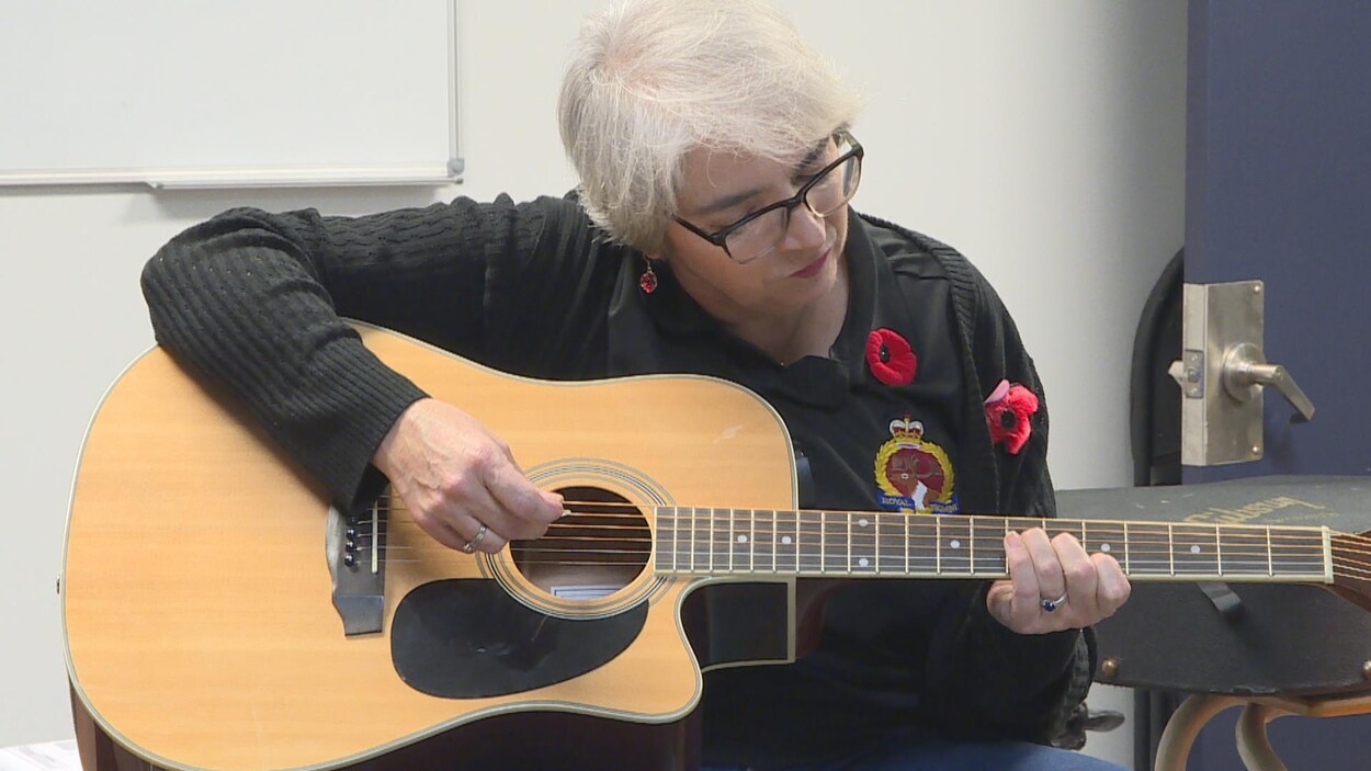 Nathalie Vanasse joue de la guitare.
