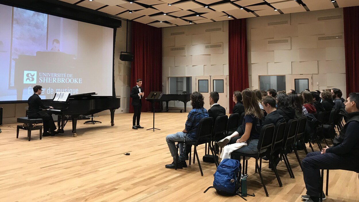 Des étudiants assis dans l'une des pièces de la nouvelle école de musique de l'Université de Sherbrooke.