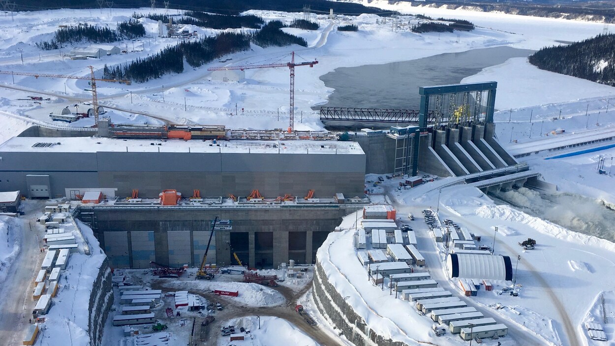 Une photo montre la centrale hydroélectrique en construction.