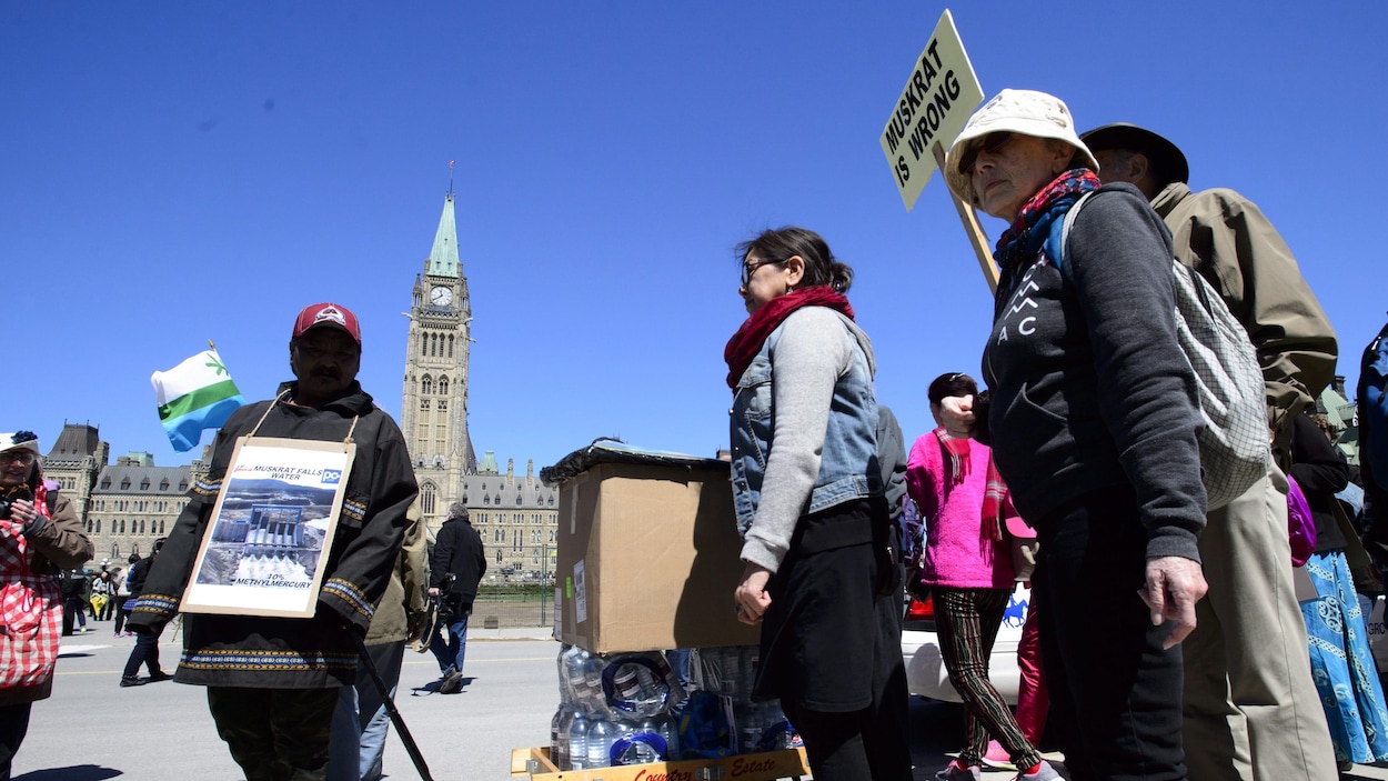 Des opposants au projet de barrage hydroélectrique de Muskrat Falls au Labrador manifestent sur la colline du Parlement à Ottawa