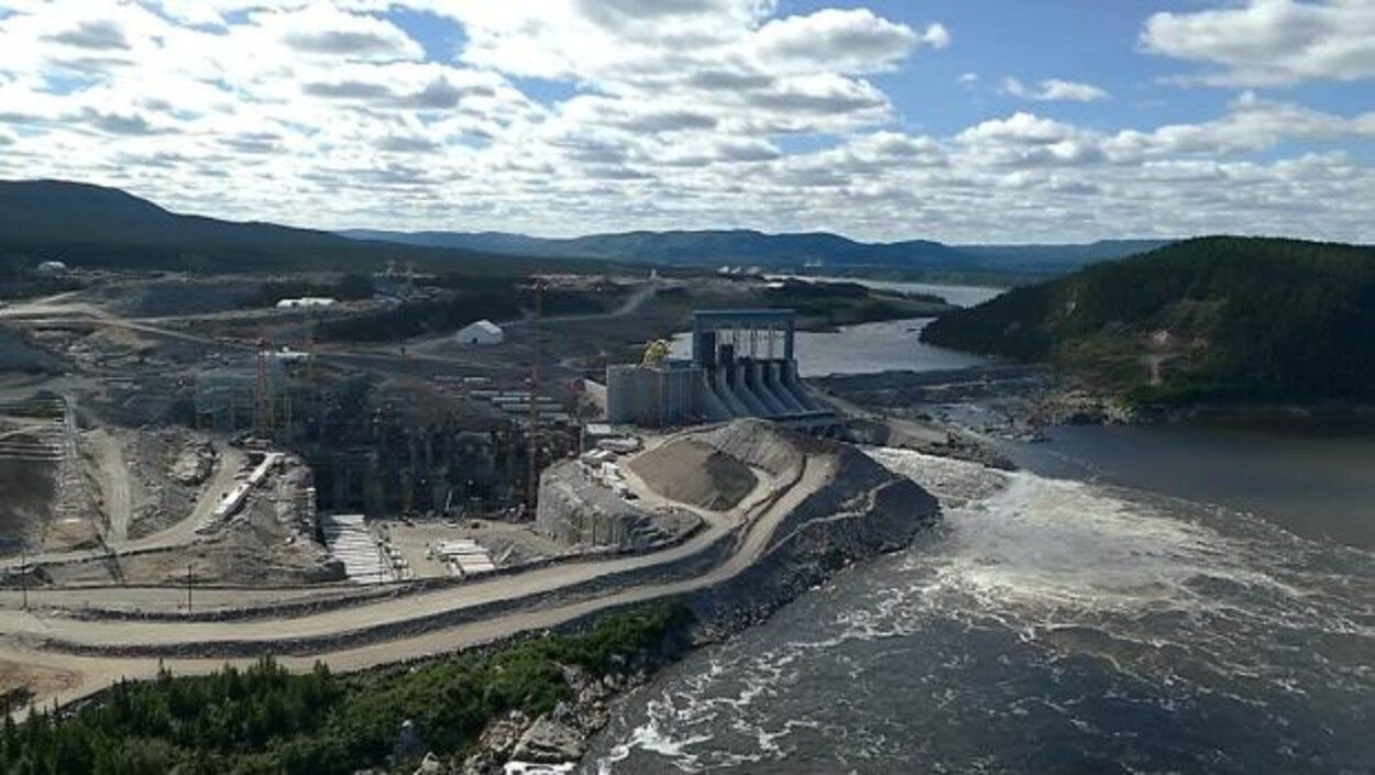 Le barrage en construction. Le barrage en construction.