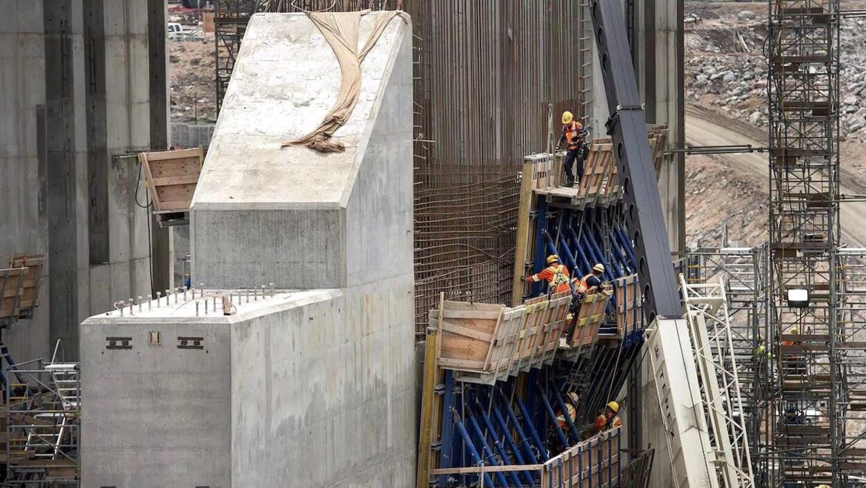 Des travailleurs sur le chantier de construction de l'installation hydroélectrique de Muskrat Falls, à Terre-Neuve-et-Labrador.