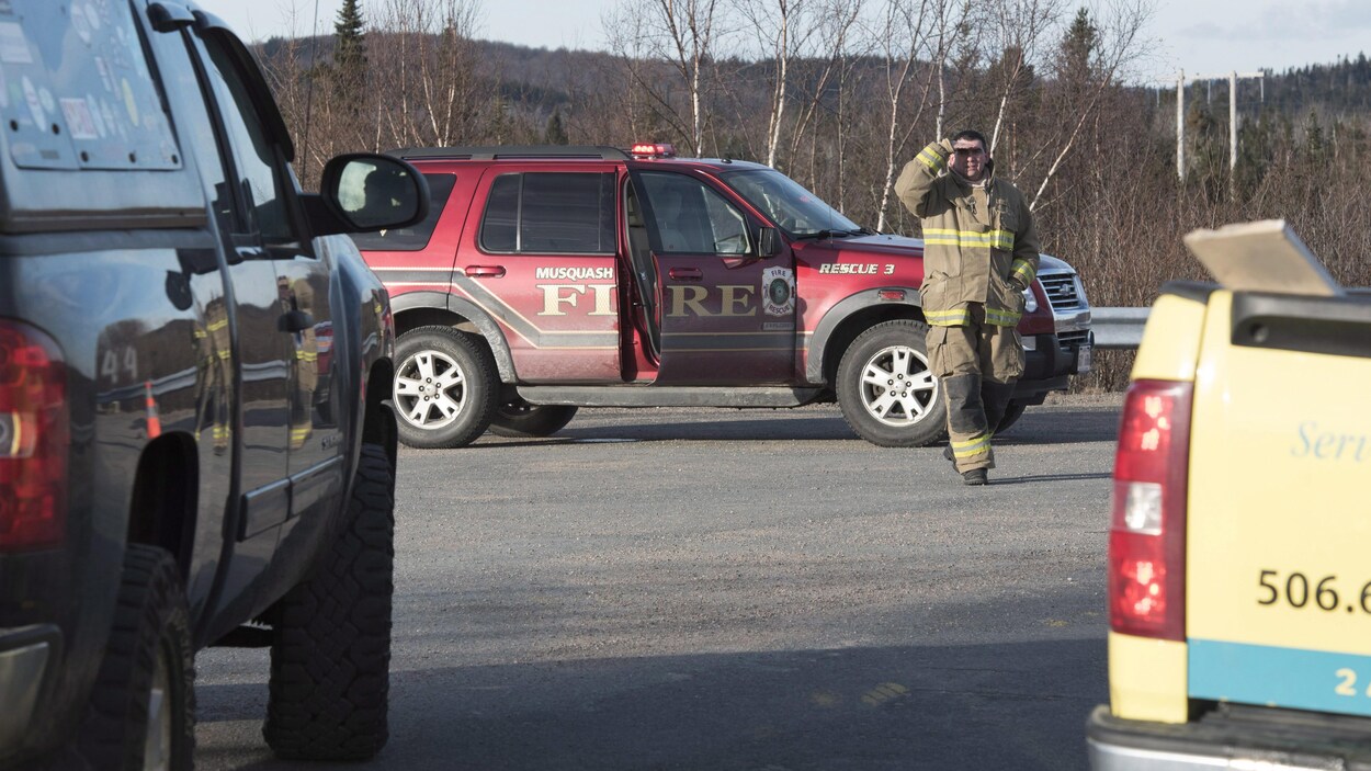 Des pompiers près de Musquash au Nouveau-Brunswick où des inondations ont forcé l'évacuation de la communauté le 14 janvier 2018. Des pompiers près de Musquash au Nouveau-Brunswick où des inondations ont forcé l'évacuation de la communauté le 14 janvier 2018.