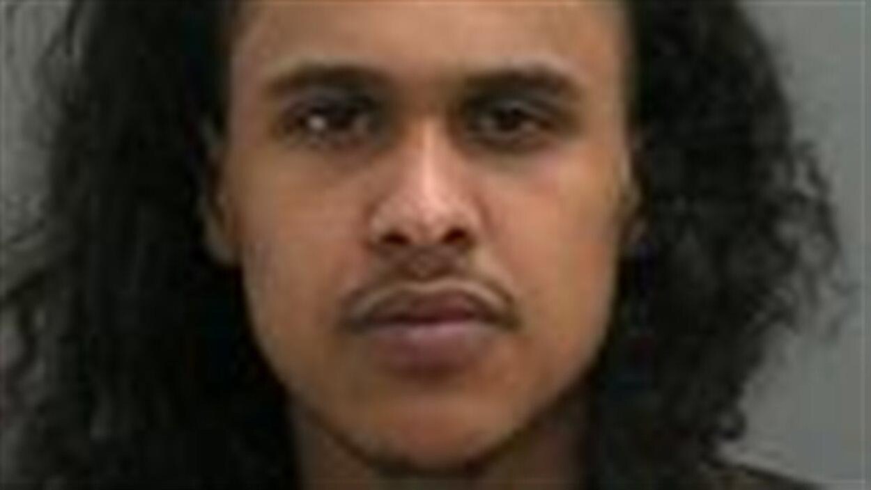 Photo d'un jeune homme aux longs cheveux noirs