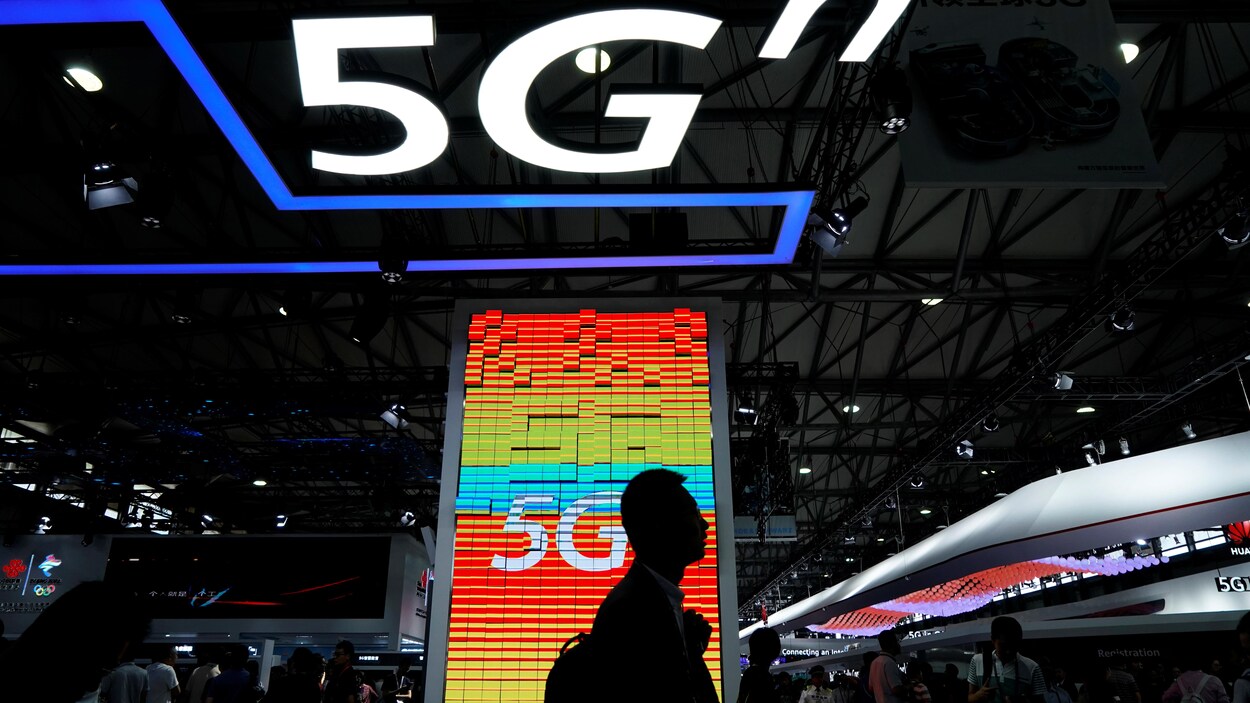 Le plancher du salon annuel Mobile World Congress. On y voit une affiche faisant la promotion de la 5G.