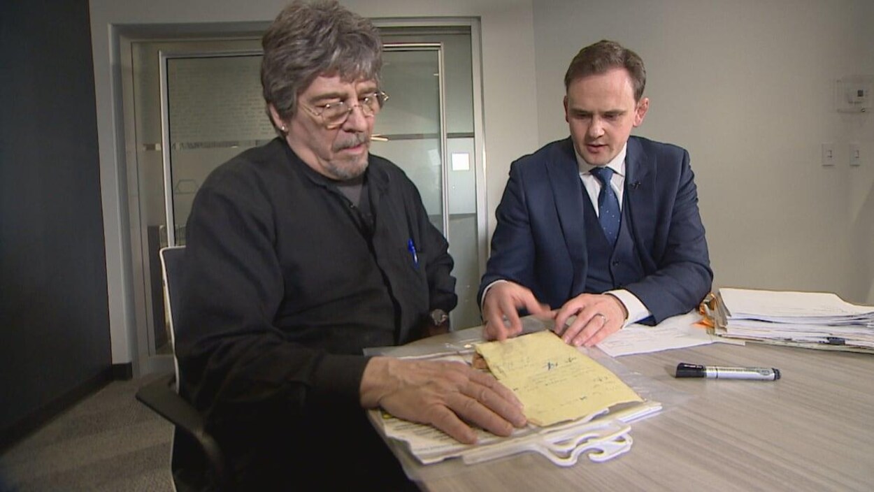 Ron Mykytyshyn devant ses factures.