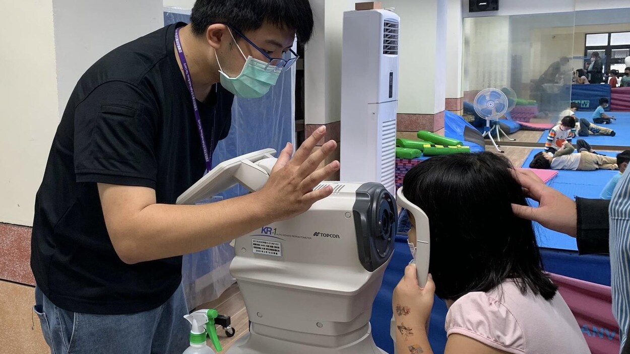 新型コロナウイルス感染症（COVID-19）のパンデミックにより、世界的な近視の問題が悪化している