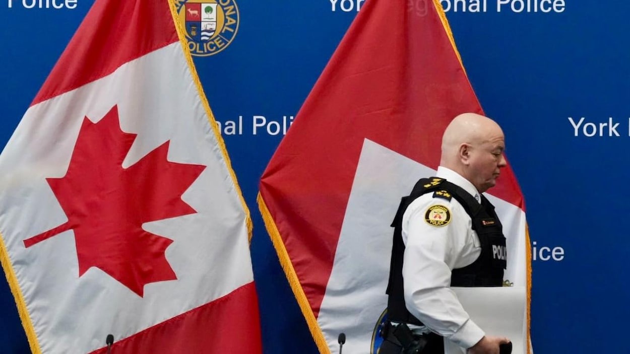Enquête pour corruption : 6 des 7 policiers de Toronto accusés sont suspendus sans solde