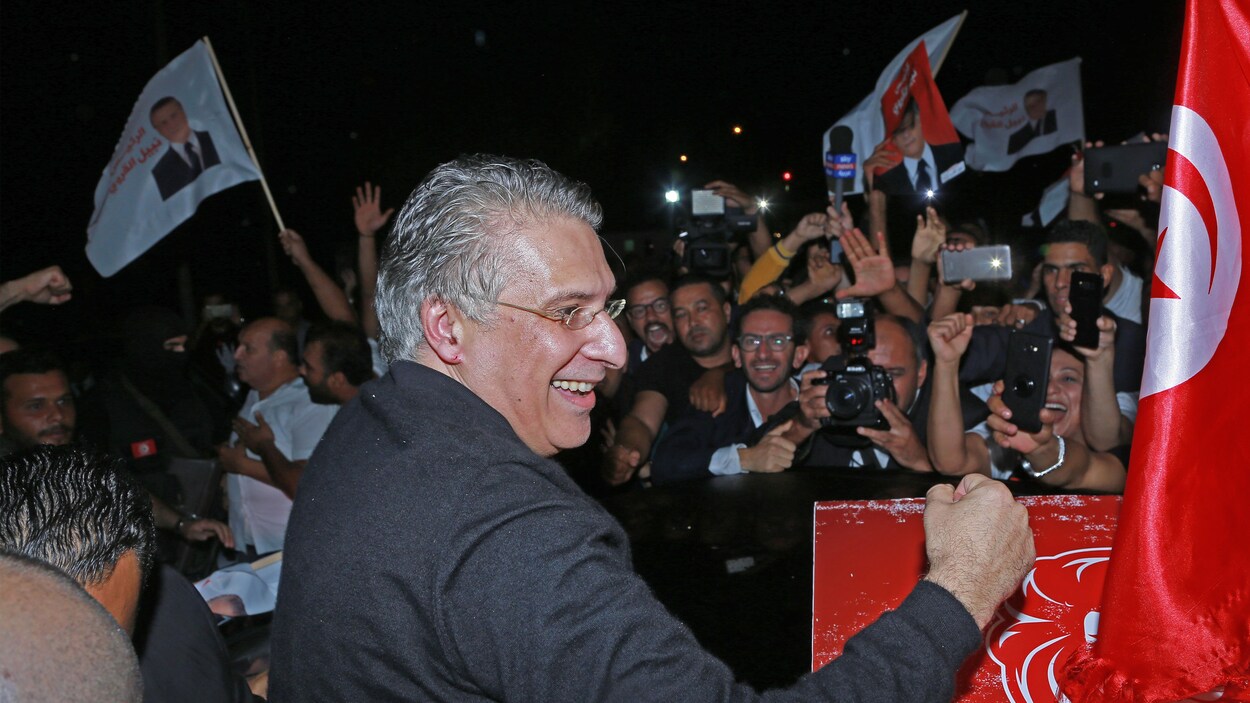 Nabil Karoui au milieu de la foule.