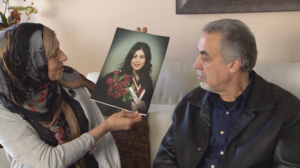 Les parents de Nadia Atwi tiennent une photo de leur fille dans les mains.