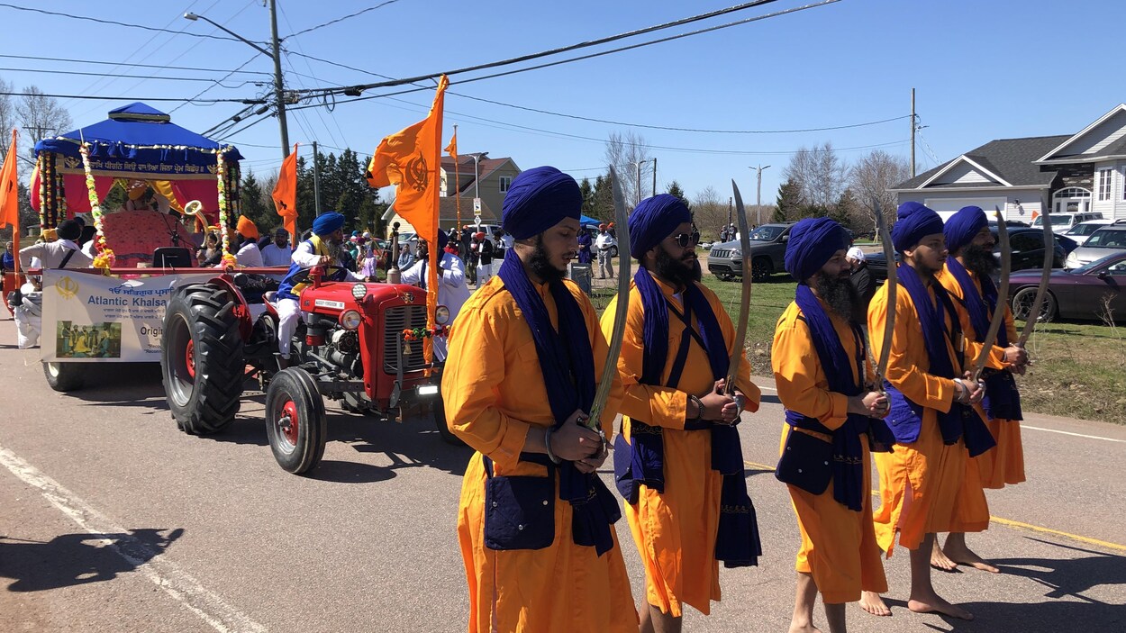 La communauté sikhe défile et fête dans les rues de Shediac RadioCanada