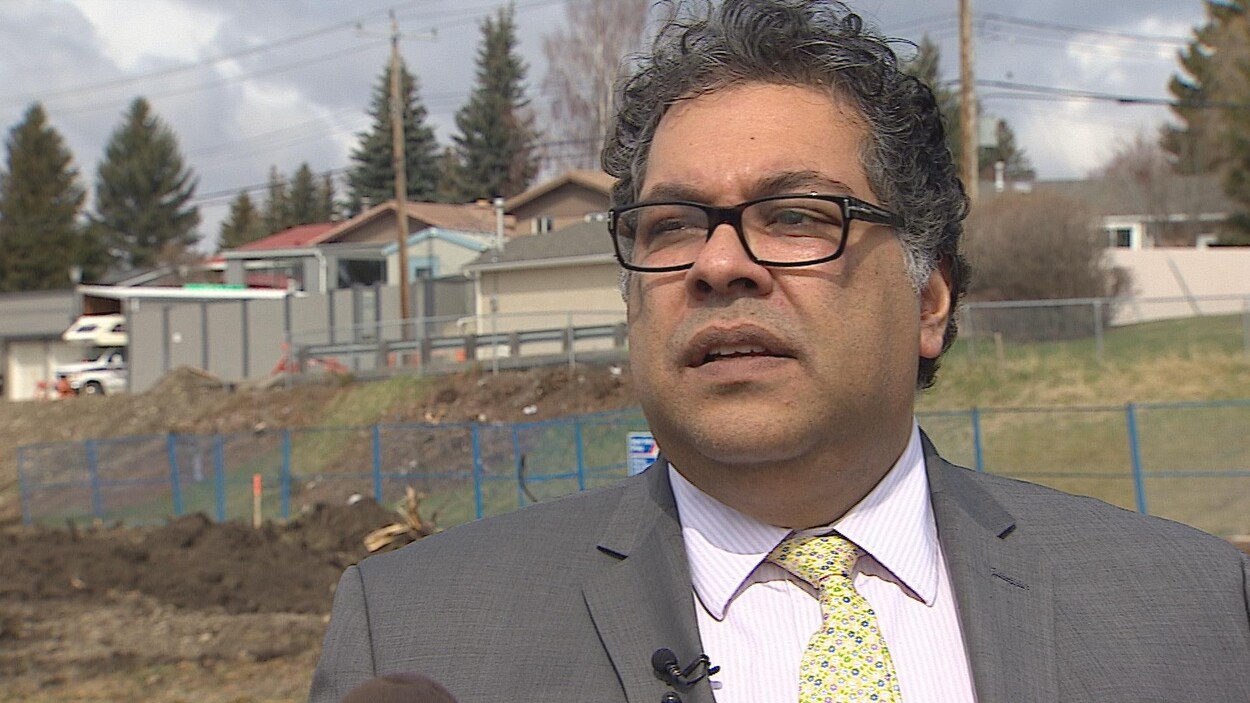 le maire de Calgary Naheed Nenshi dehors devant un chantier de construction. le maire de Calgary Naheed Nenshi dehors devant un chantier de construction.