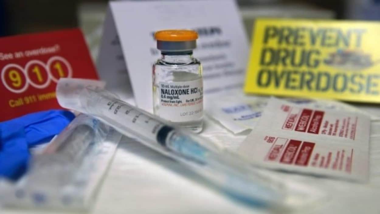Flacon de naloxone et seringue.