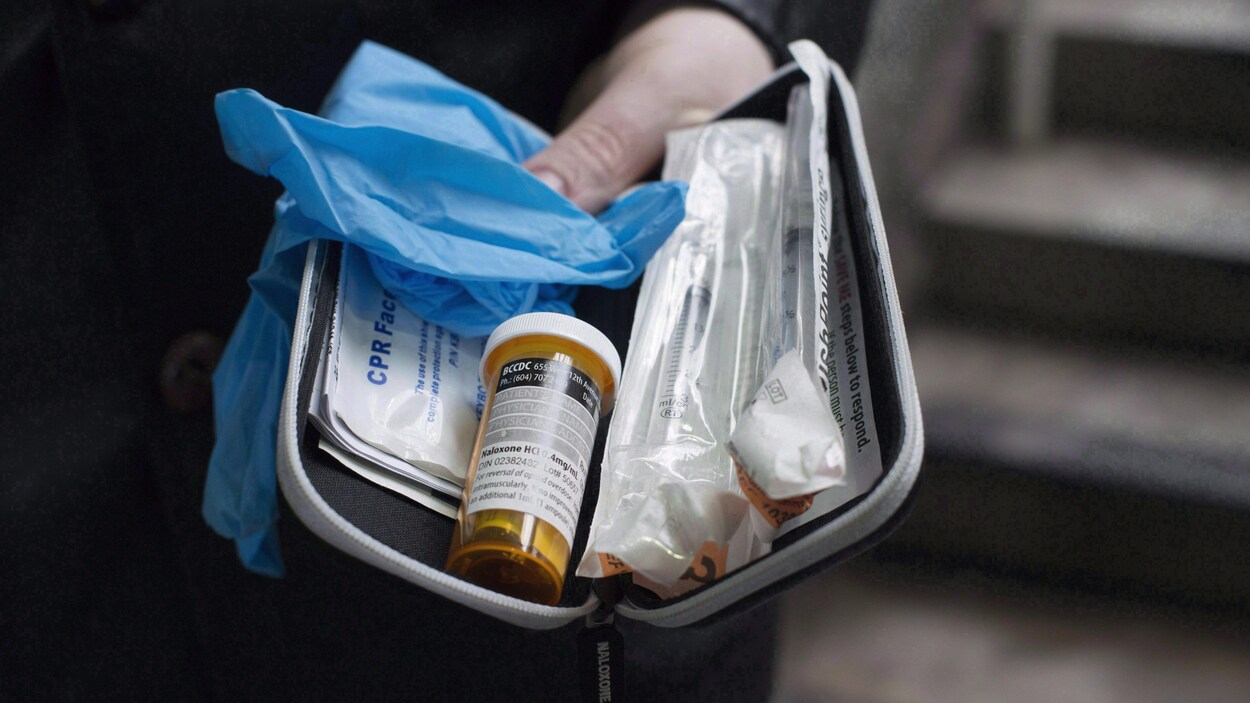 Une trousse de naloxone destinée à contrer la surdose d’opioïdes à Vancouver