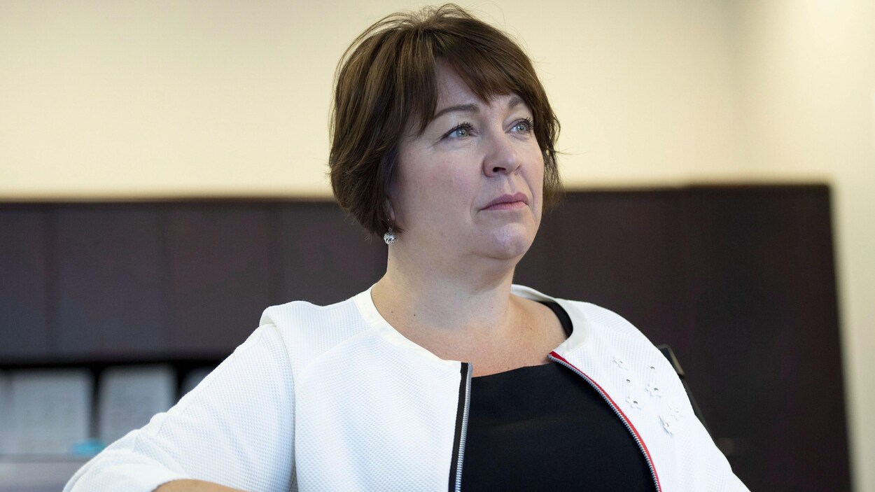 La commissaire au lobbying du Canada, Nancy Bélanger, assise dans son bureau lors d'une entrevue. La commissaire au lobbying du Canada, Nancy Bélanger, assise dans son bureau lors d'une entrevue.