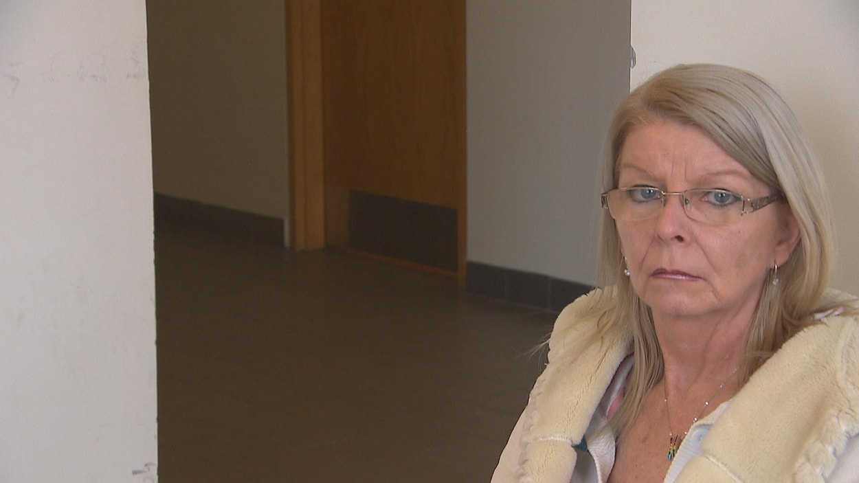 Nancy Gauthier est assise au palais de justice de Chicoutimi et regarde la caméra.