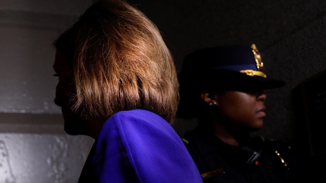 Nancy Pelosi est dans l'ombre mais marche vers la lumière, juste avant son annonce.