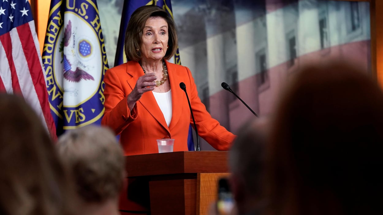 Nancy Pelosi s'adresse aux journalistes.