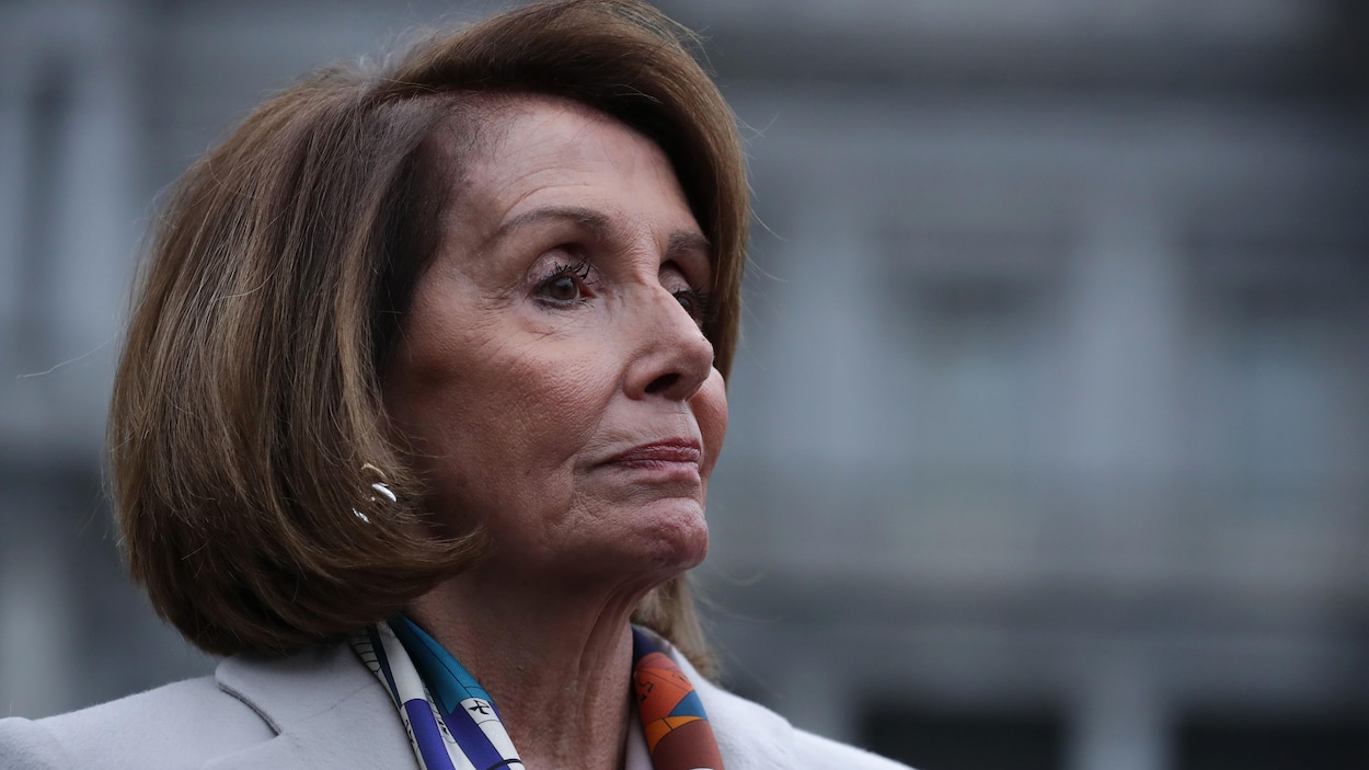 Nancy Pelosi s'apprête à répondre aux questions de journalistes.