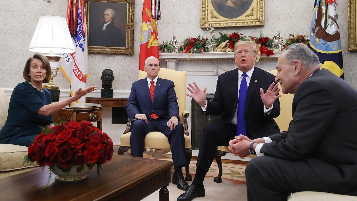 Les trois politiciens sont assis, en plus du vice-président, devant les journalistes et semblent s'adonner à une joute verbale. Ils gesticulent et ont l'air découragés.