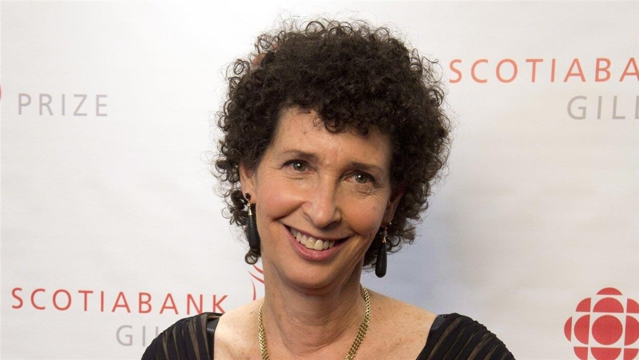 La romancière sourit aux caméra à son arrivée sur le tapis rouge des prix Giller. La romancière sourit aux caméra à son arrivée sur le tapis rouge des prix Giller.