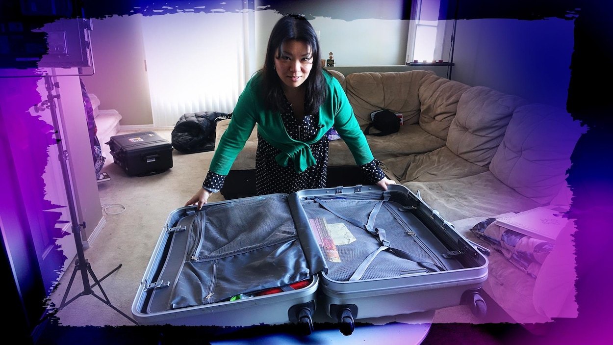 La Japonaise Naoko Matsumoto présente sa valise pleine de souvenirs de sa famille.