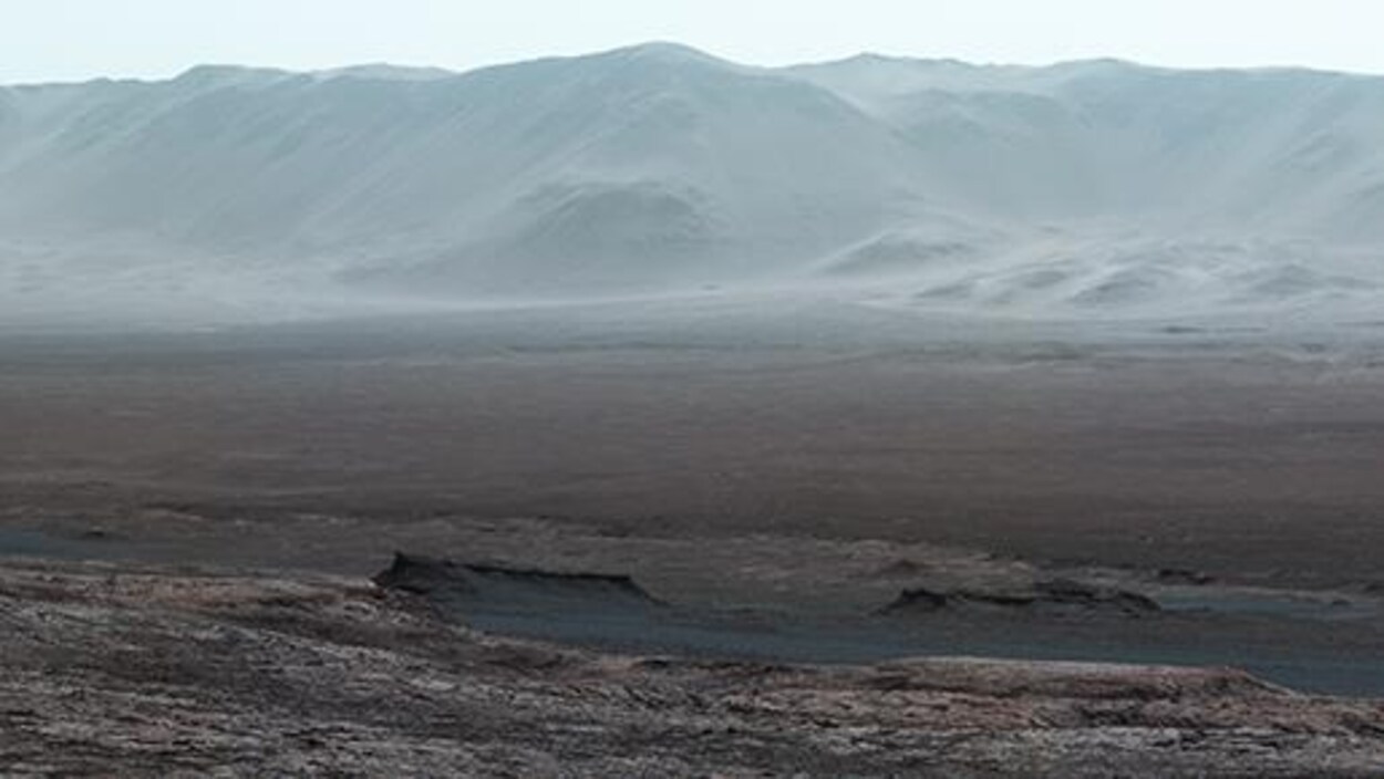 La majeure partie de l'horizon visible montre la bordure du cratère, située à environ 2 kilomètres au-dessus du robot. La majeure partie de l'horizon visible montre la bordure du cratère, située à environ 2 kilomètres au-dessus du robot.