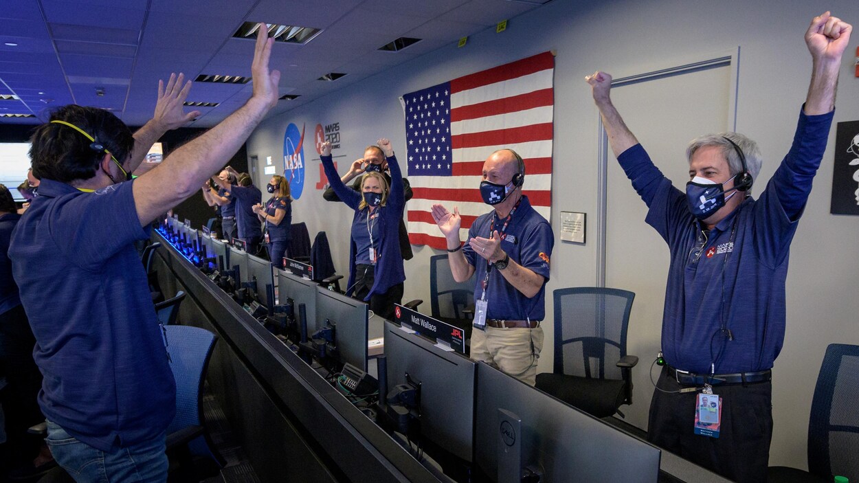 Les responsables de la mission du rover Perseverance de la NASA réagissent après avoir reçu la confirmation que le vaisseau spatial s'est posé avec succès sur Mars.