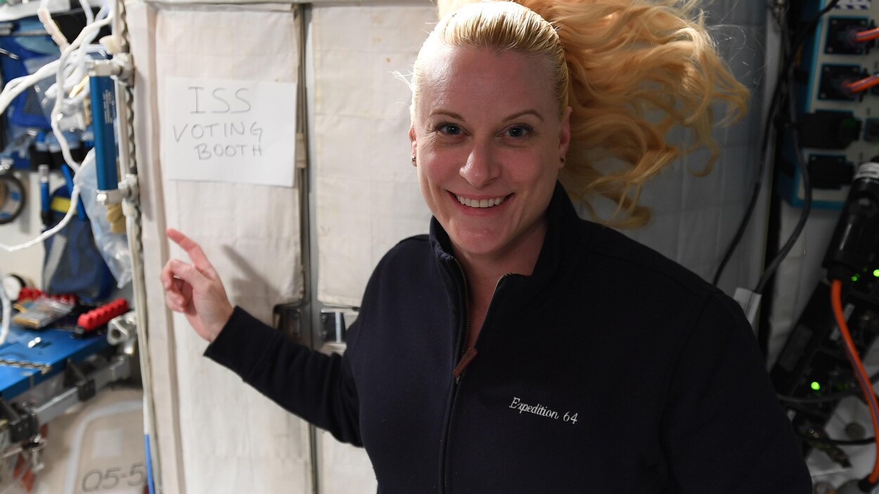 L'astronaute Kate Rubins devant l'urne spatiale improvisée.